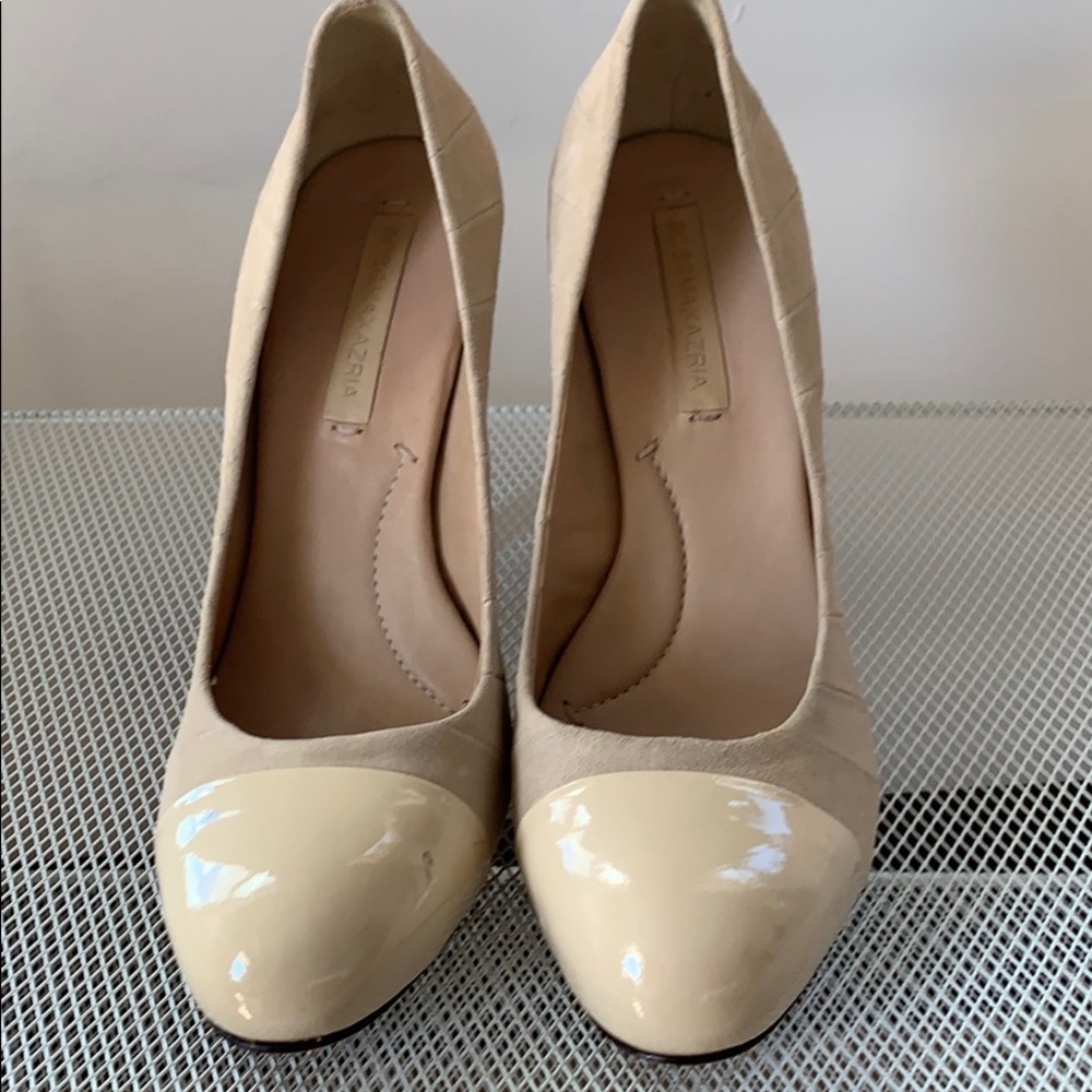 BCBG cream leather and suede pump